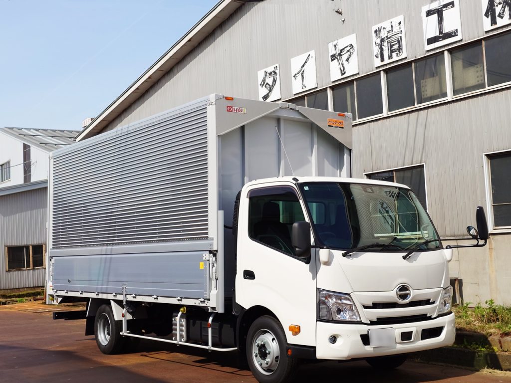 新車トラック(ウイング車)の写真
